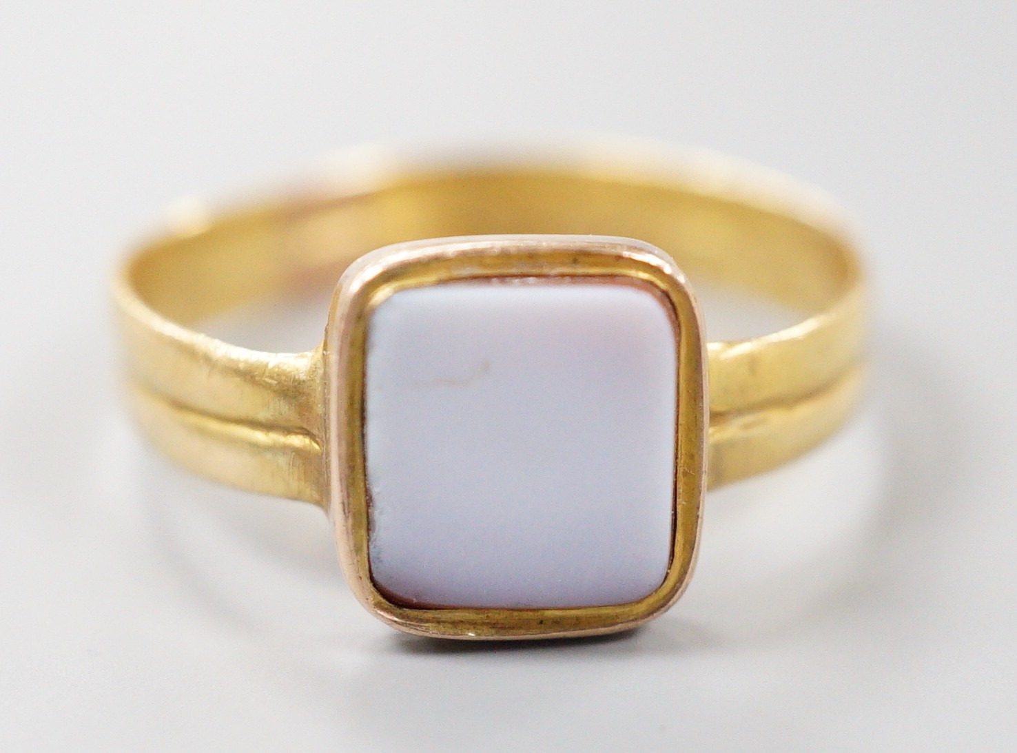 A Victorian 18ct gold twin shank and sardonyx set signet ring, size P/Q, gross weight 2.1 grams.